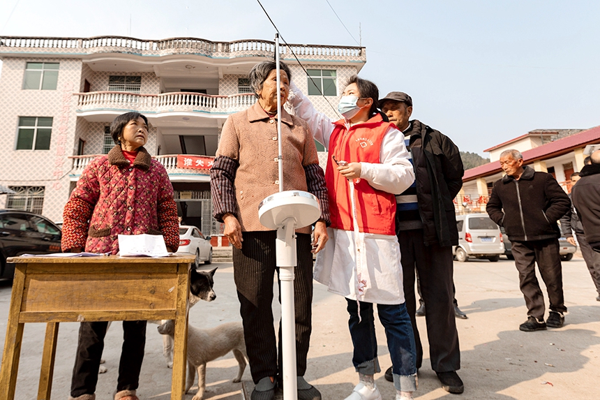 在永新县曲白乡浆坑村，医护人员在为村民免费健康体查。周亚茂摄