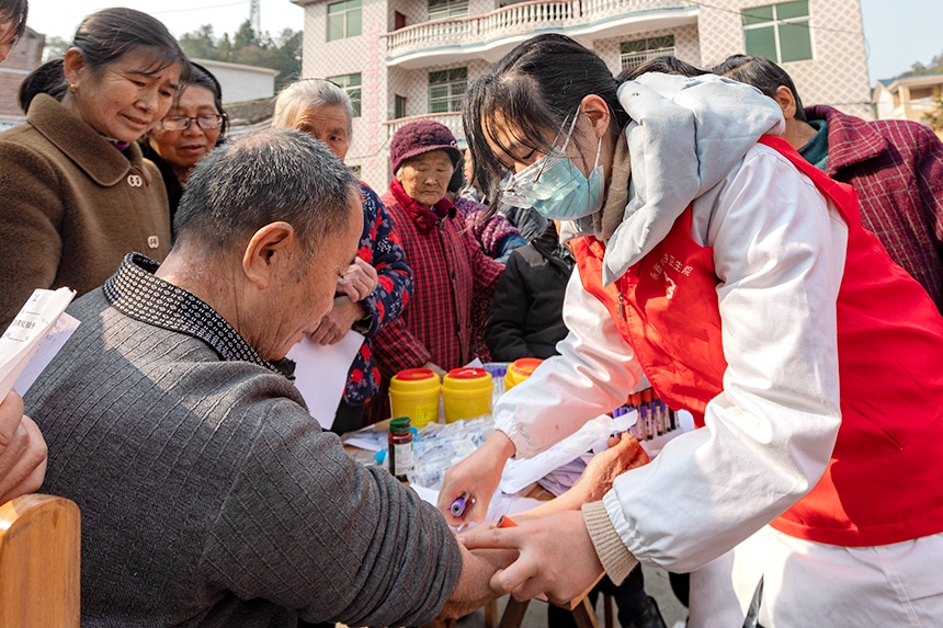 在永新县曲白乡浆坑村，医护人员在为村民免费健康体查。周亚茂摄
