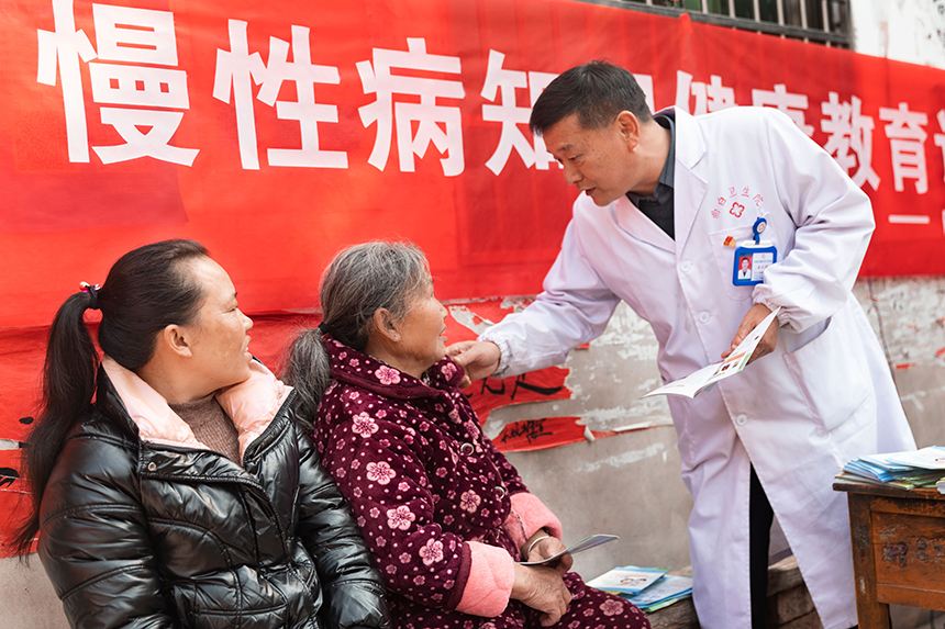 在永新县曲白乡浆坑村，医护人员在开展健康咨询服务。周亚茂摄