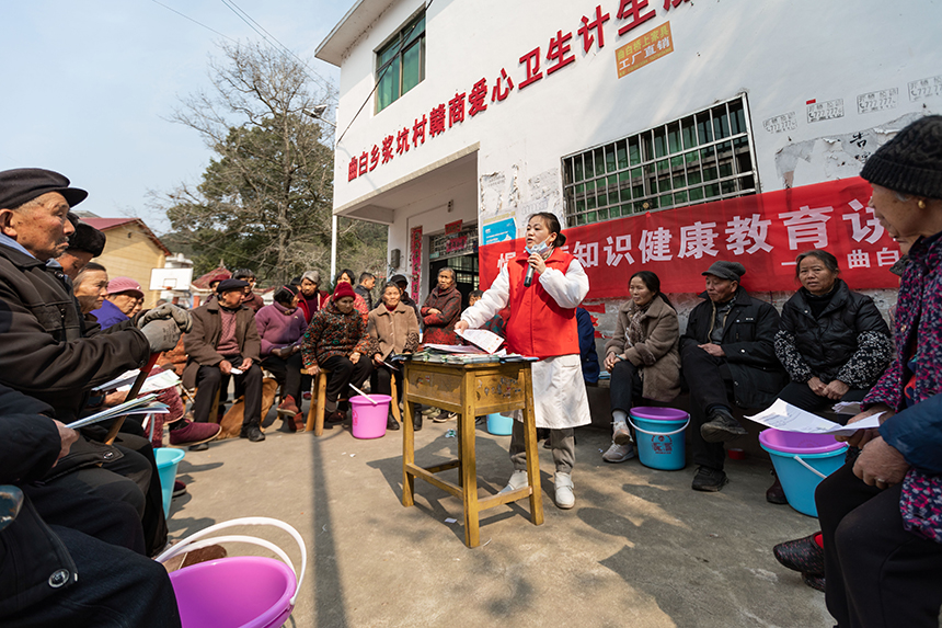 在永新县曲白乡浆坑村，医护人员为村民进行健康知识普及。周亚茂摄