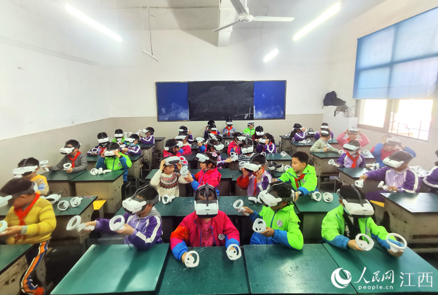 學生們戴著VR設備學習天文地理等科普知識。 人民網 時雨攝