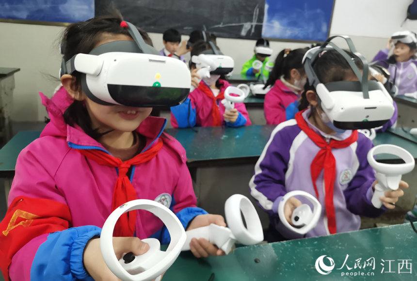 學生們戴著VR設備學習天文地理等科普知識。 人民網 時雨攝