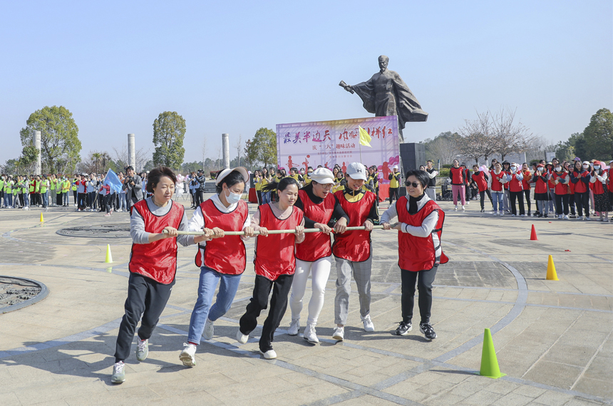 3月6日，南丰县组织趣味活动迎接“三八”国际妇女节。章梦元摄