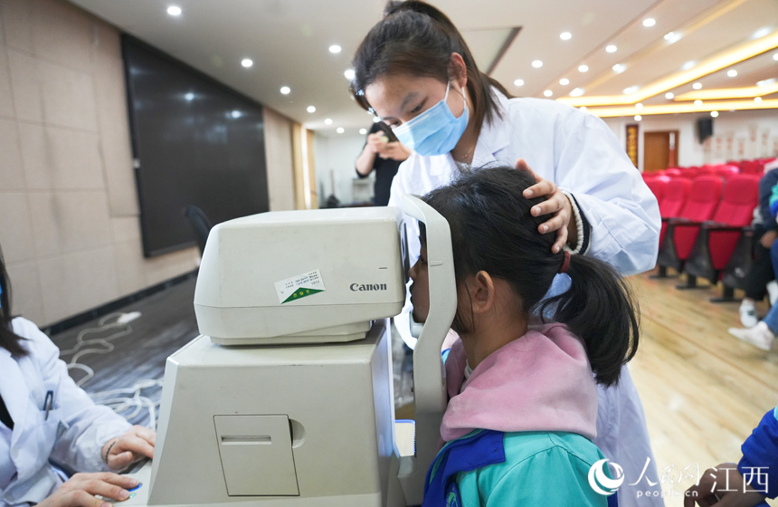 医务人员为孩子们进行视力健康筛查。人民网 邹玢琦摄