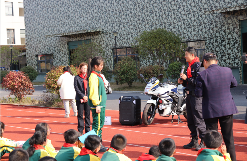 邀请芦溪县中心小学的学生走进警营，让孩子们“零距离”感受警营气息。地方供图
