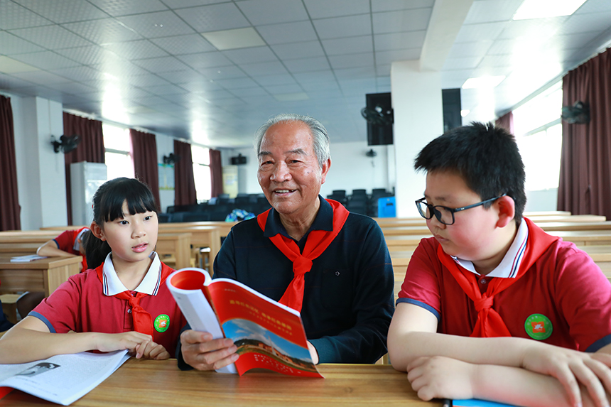 少先隊員們認真聆聽故事。陳蘇冰攝