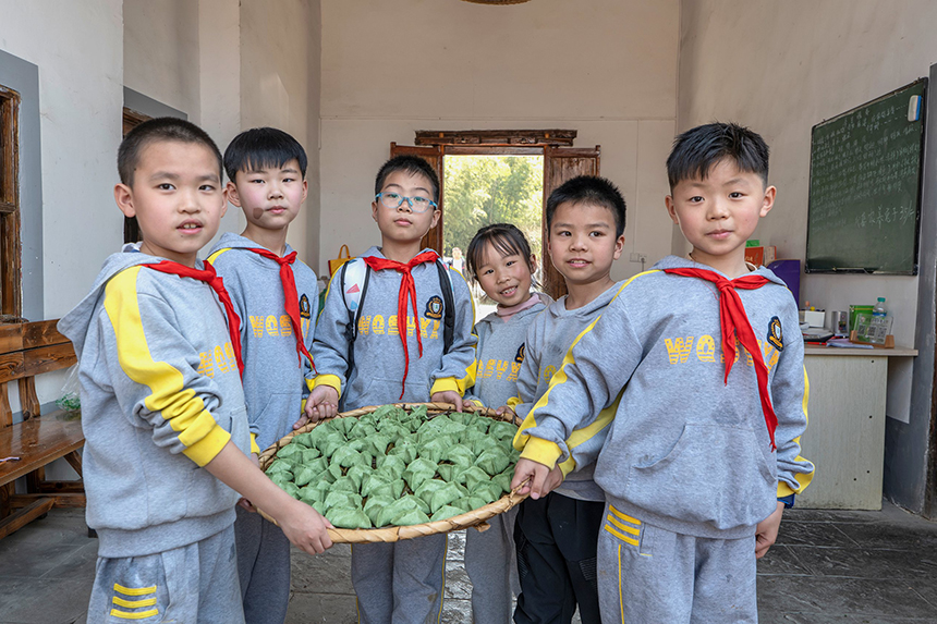 孩子们在“客家豆腐坊”制作艾米果。张元兵摄