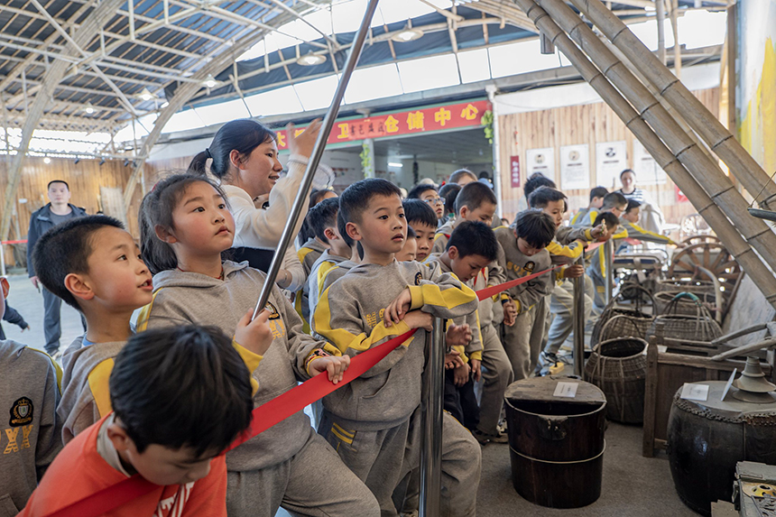 孩子们在“客家民俗文化馆”了解传统农具。张元兵摄