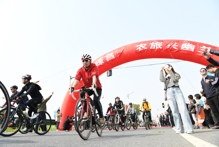 骑手们自由骑行，纵享田园风光。 万友平 摄