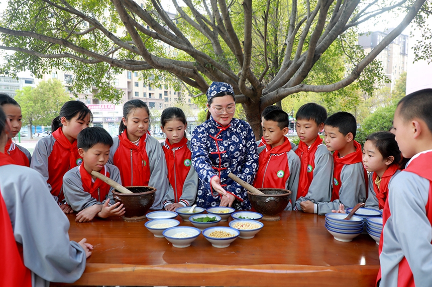 老师正在教学生们制作擂茶。尹其奇摄