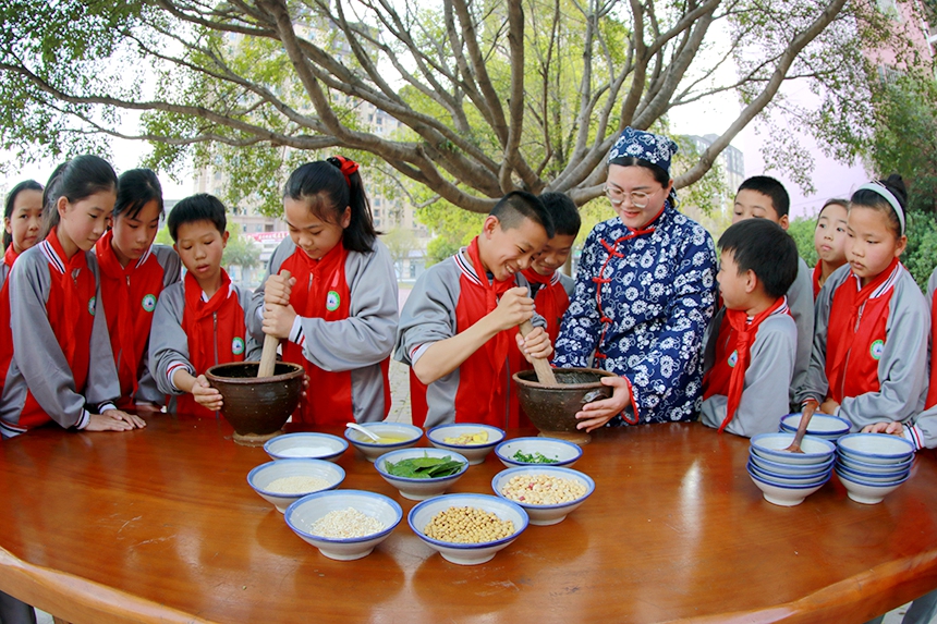 老师正在教学生们制作擂茶。尹其奇摄