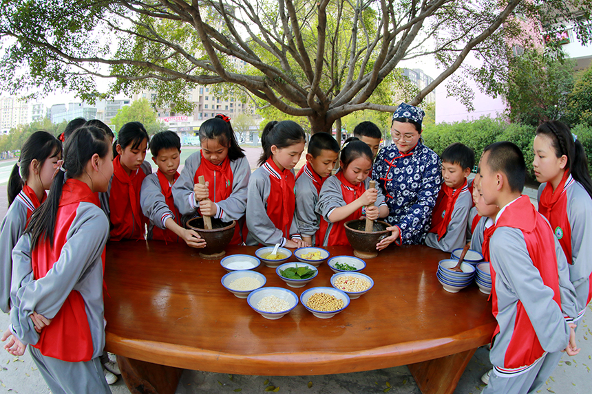 老师正在教学生们制作擂茶。尹其奇摄