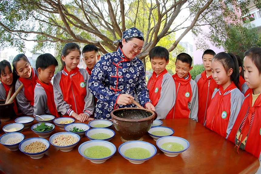 老师正在教学生们制作擂茶。尹其奇摄