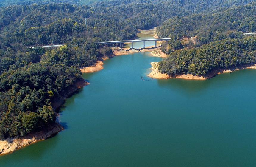 宜豐縣大豐水庫碧水瀲灩、青山環抱，呈現出美輪美奐的春日山水畫卷。何賤來攝