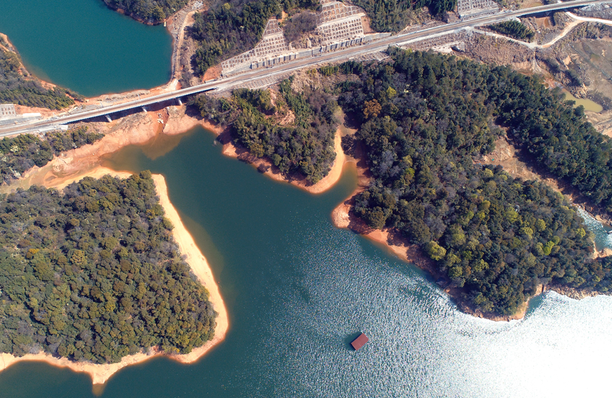 宜豐縣大豐水庫碧水瀲灩、青山環抱，呈現出美輪美奐的春日山水畫卷。何賤來攝