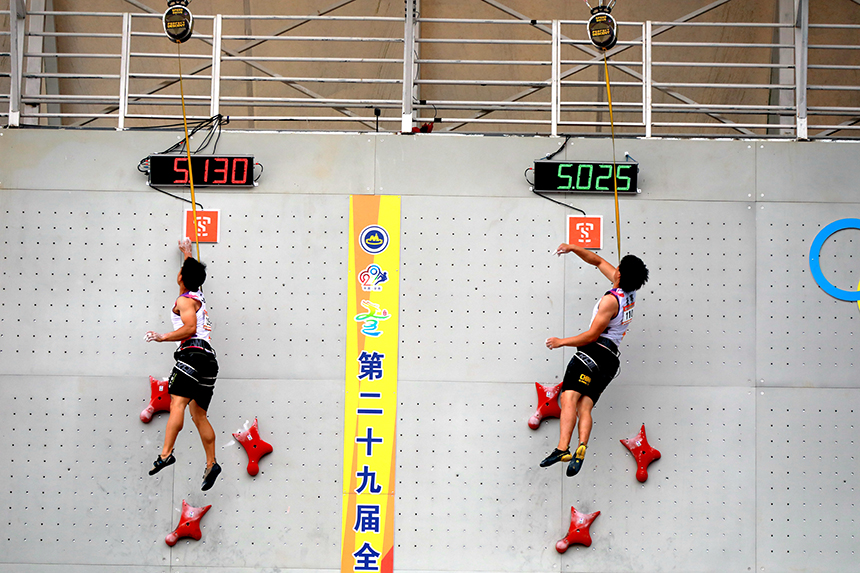 来自湖南队的张亮（右）在参加男子速度赛，并夺得冠军。尹其奇摄