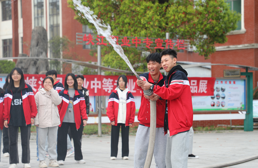 3月20日，在江西省吉安市峡江县职业中等专业学校，学生们在体验高压水枪模拟灭火。宋靖辉摄