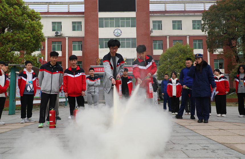 3月20日，在江西省吉安市峡江县职业中等专业学校，学生们在消防员的指导下使用灭火器灭火。宋靖辉摄