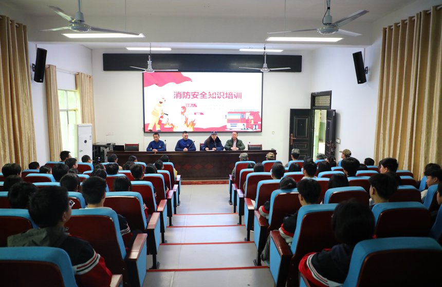 3月20日，在江西省吉安市峡江县职业中等专业学校，消防宣教员在为师生开展消防知识讲座。宋靖辉摄