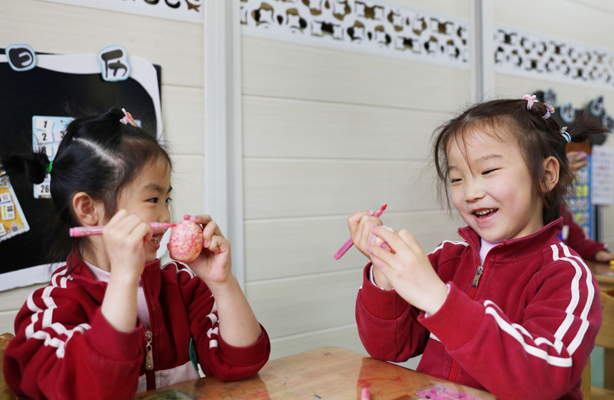 3月20日，江西省宜春市上高县第八幼儿园的孩子们正在绘制彩蛋。陈旗海摄