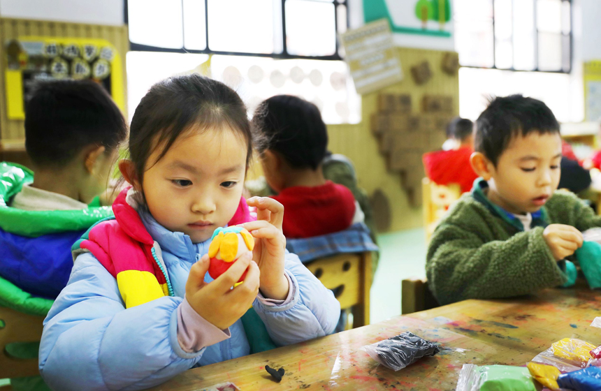 3月20日，江西省宜春市上高县第八幼儿园的孩子们正在打扮蛋宝宝。陈旗海摄
