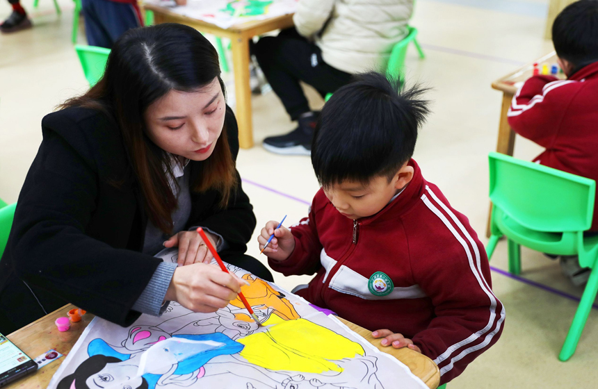 3月20日，江西省宜春市上高县第八幼儿园的孩子们正在与家长一起绘制风筝。陈旗海摄