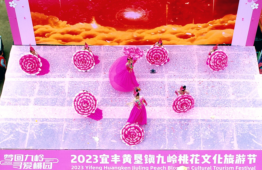 桃花节“盛宴”，吸引众多游客前来踏青赏花，感受别样春色。何贱来摄