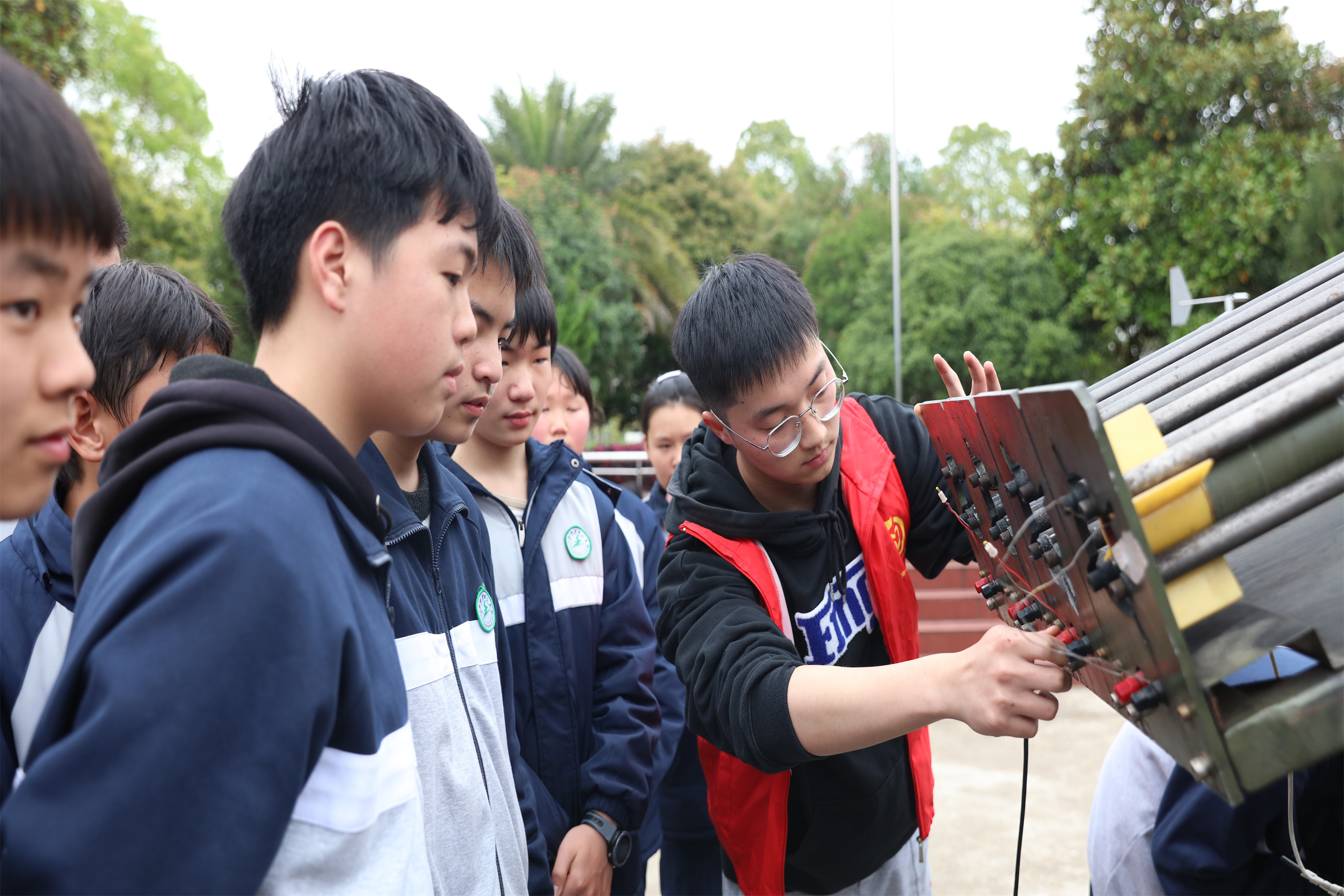 南丰县气象局工作人员在向同学们讲解气象知识。曾丹摄