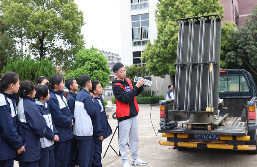 南丰县气象局工作人员在向同学们讲解气象知识。曾丹摄