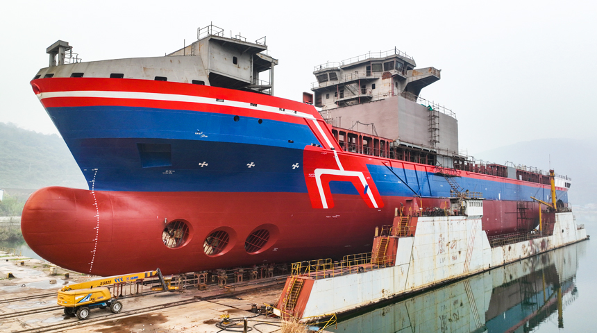 3月29日，中國首艘萬噸級遠洋通信海纜鋪設船“龍吟9”號在江西瑞昌市下巢湖下水。江西江州聯合造船有限責任公司供圖