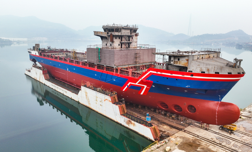 3月29日，中國首艘萬噸級遠洋通信海纜鋪設船“龍吟9”號在江西瑞昌市下巢湖下水。江西江州聯合造船有限責任公司供圖