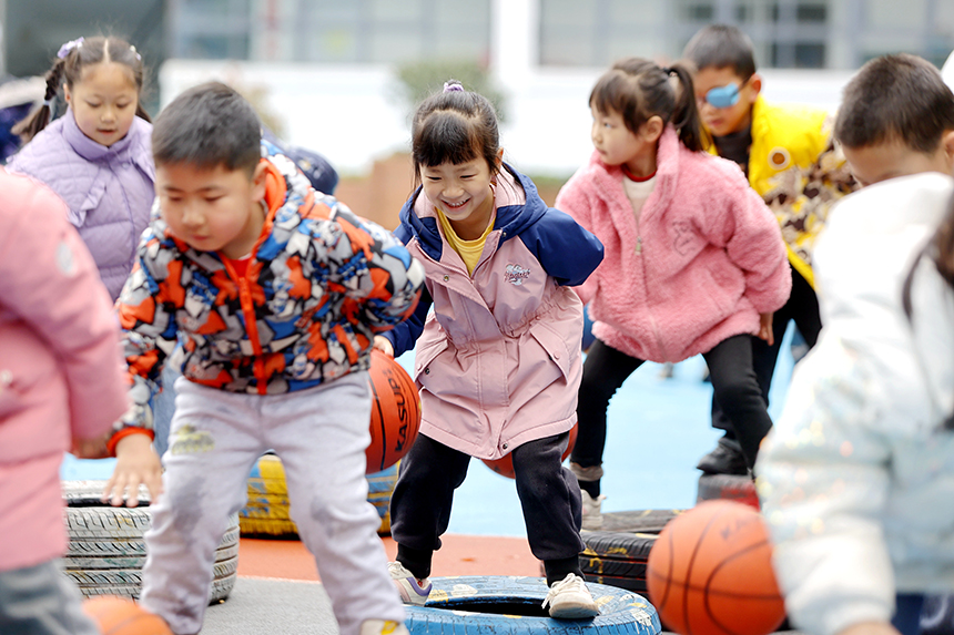 小朋友們在進行籃球訓練。陳福平攝