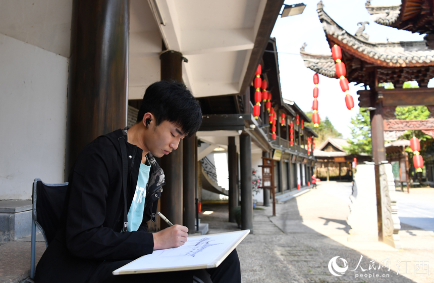 美術院校的學生正在大覺山的綠水青山間寫生。 人民網 時雨攝