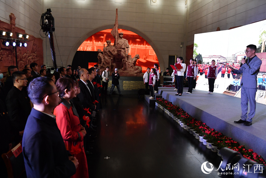 江西省2023·崇尚·清明祭英烈活动暨“送您一枝映山红”诵读故事会在江西省革命烈士纪念堂举行。 人民网 时雨摄