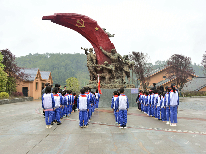 学生们重温革命历史。胡慧秀摄