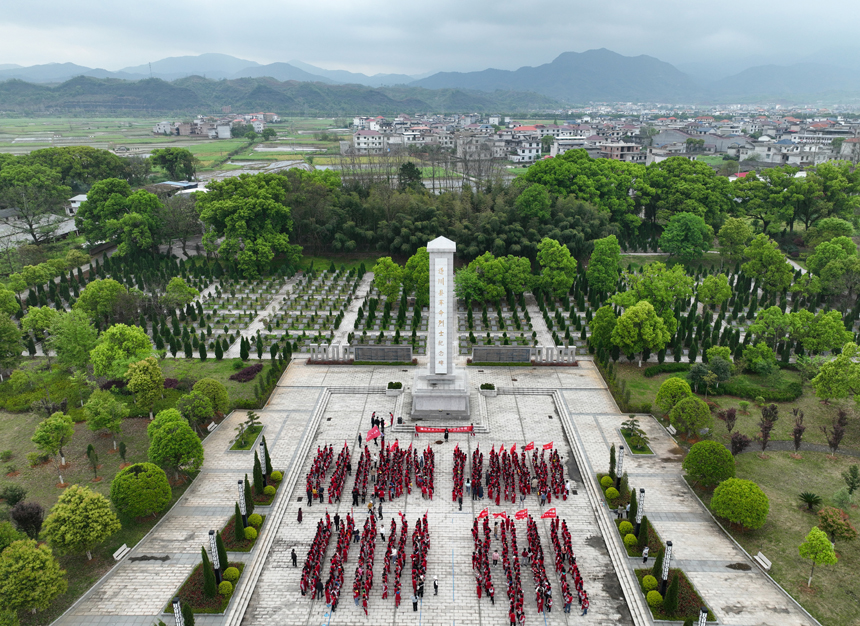 4月3日，枚江小学师生来到革命烈士陵园，缅怀先烈，寄托哀思。李书哲摄