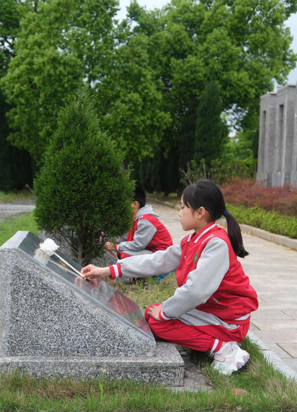4月3日，枚江小学师生来到革命烈士陵园，缅怀先烈，寄托哀思。李书哲摄