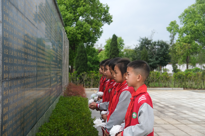 4月3日，枚江小学师生来到革命烈士陵园，缅怀先烈，寄托哀思。李书哲摄
