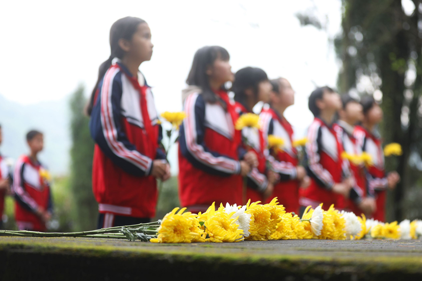 孩子們來到馬鞍山革命烈士陵園開展清明祭掃活動，緬懷先烈，寄托哀思。陳旗海攝