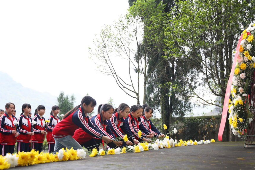 孩子們來到馬鞍山革命烈士陵園開展清明祭掃活動，緬懷先烈，寄托哀思。陳旗海攝