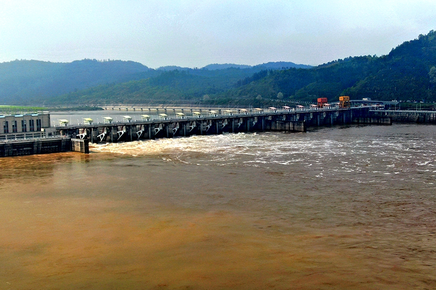 俯瞰江西省吉安市峽江縣水利樞紐大壩開閘泄洪。