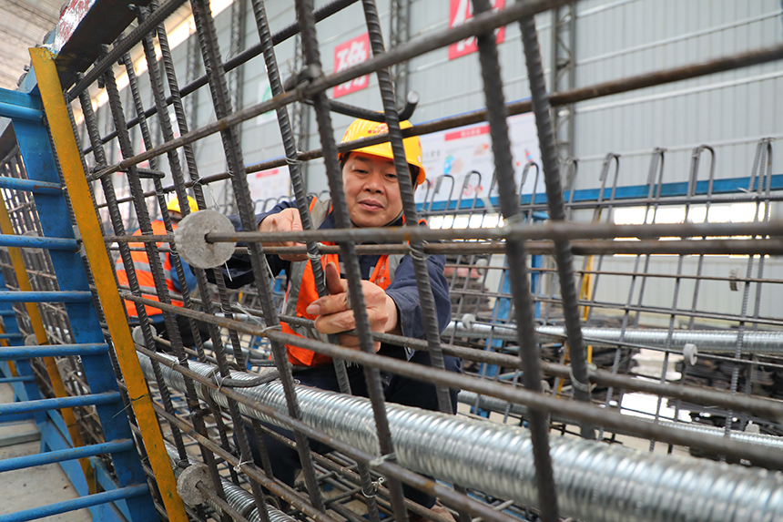 工人在加紧施工，全力推进项目建设进度。