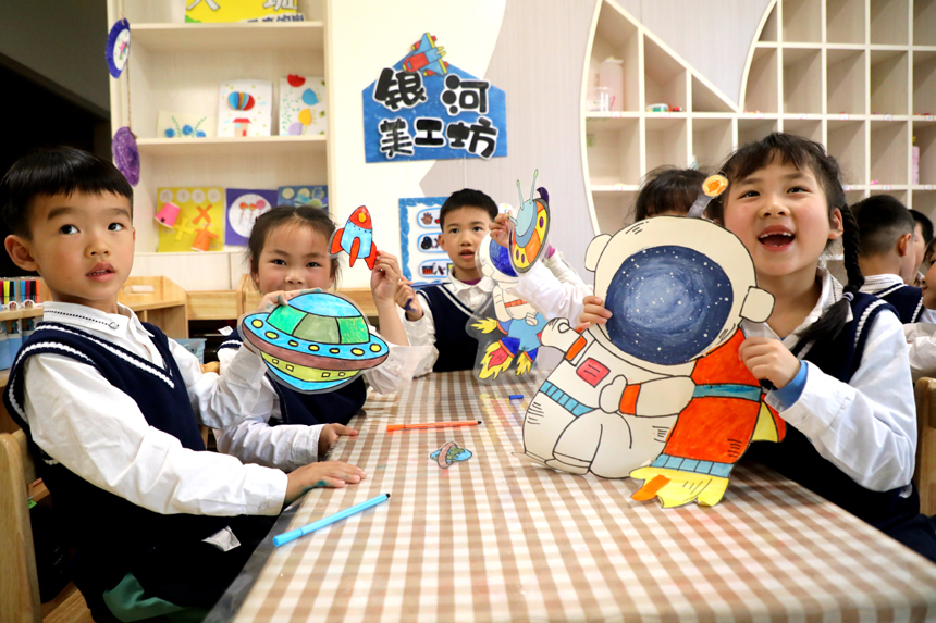 小朋友们彩绘宇航员、宇宙飞船等航天作品。曾玲摄