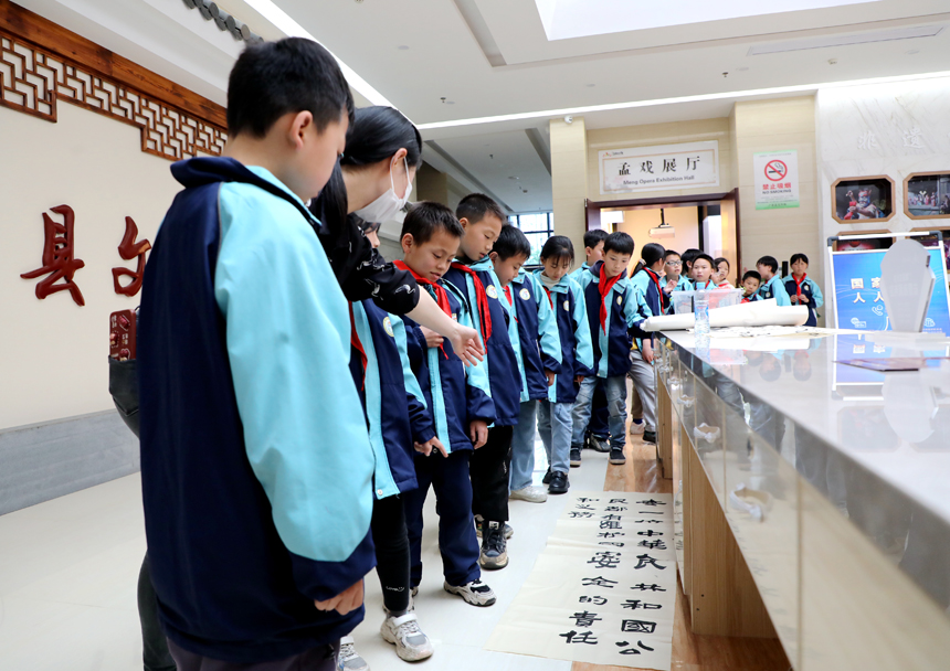 廣昌縣各中小學組織學生來到該縣新時代文明實踐中心參觀全民國家安全教育日書法展。徐維棟攝