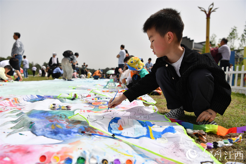 小朋友涂鸦，风筝充满童趣。 人民网 时雨摄