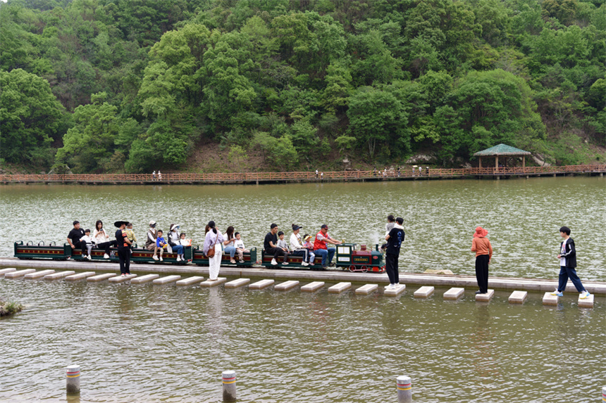 游客们在青山绿水间游玩，享受双休日的假期。 郑文斌摄