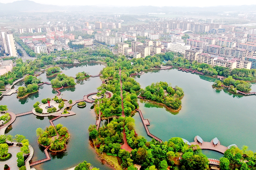 俯瞰峽江縣城區的“口袋公園”，景色如畫，美不勝收。宋靖輝攝