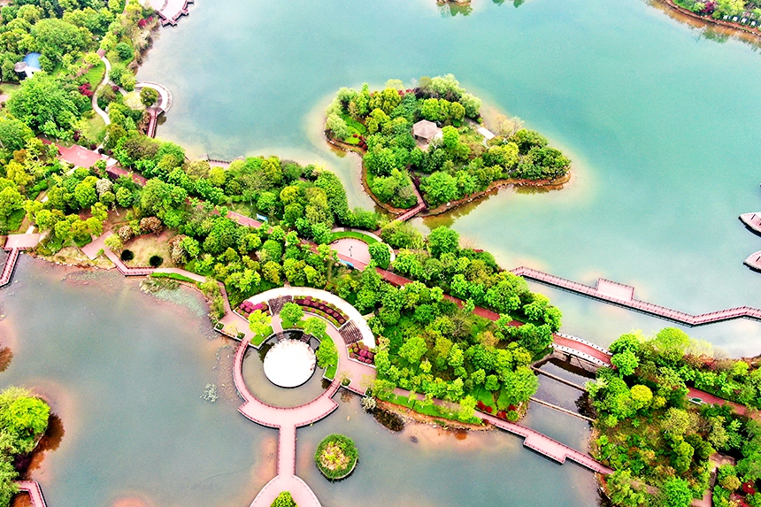 俯瞰峽江縣城區的“口袋公園”，景色如畫，美不勝收。宋靖輝攝