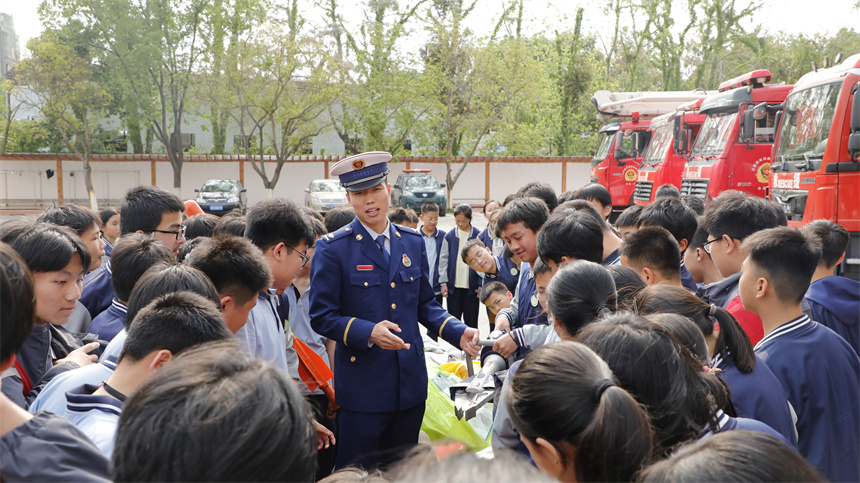消防员向学生讲解消防设备知识。蓝永贵摄