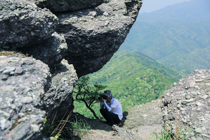 在木公寨山頂，游客正在拍攝奇石。李正潤攝